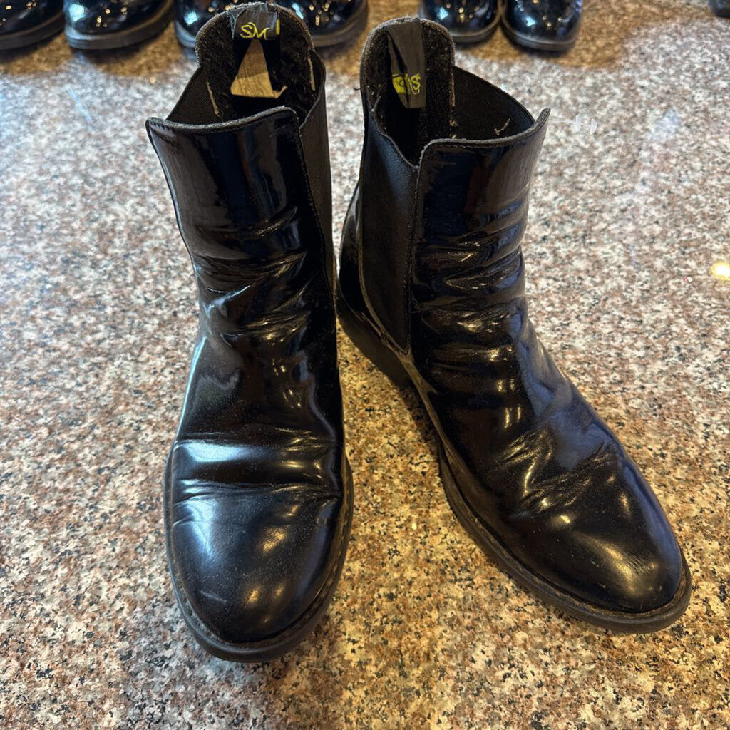BLACK PATENT BOOTS SIZE 8