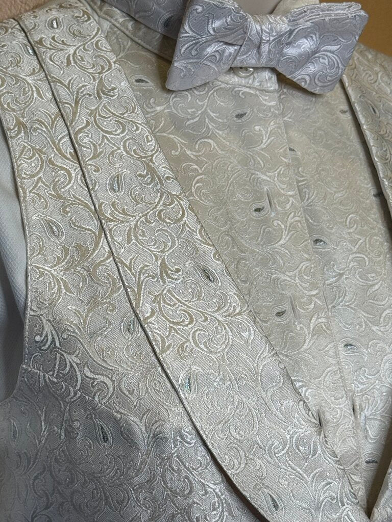 WHITE WITH SILVER METALLIC ACCENTS DEREGNAUCOURT FORMAL SET WITH 2 BOWTIES