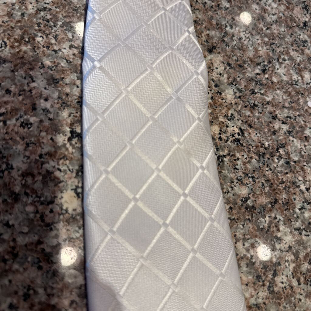 WHITE PATTERN TIE