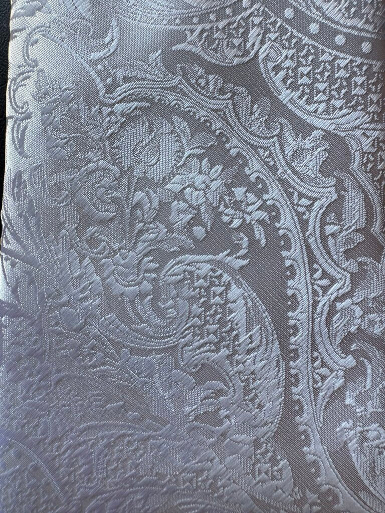WHITE PATTERN TIE
