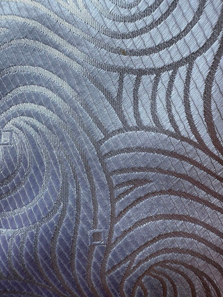 WHITE PATTERN TIE