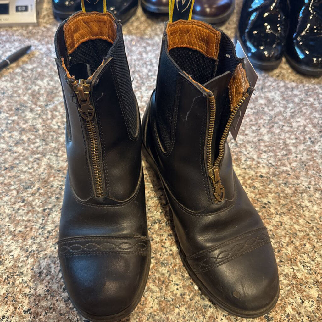BLACK MORETTA BOOT SIZE 4