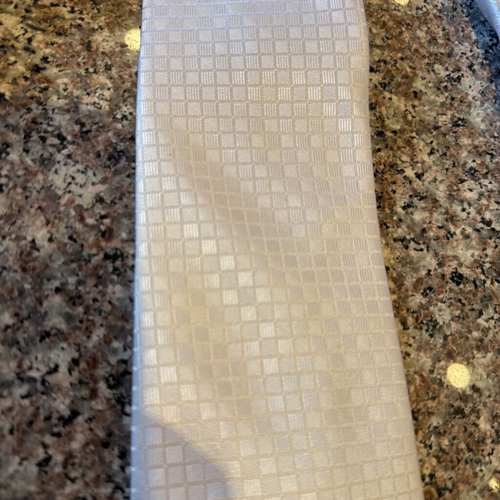 WHITE TIE SQUARES