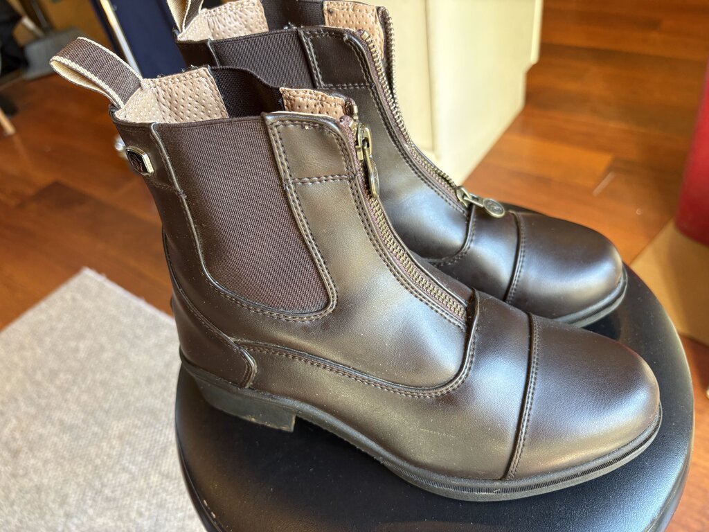 BROWN OVATION ZIP UP BOOTS SIZE 7