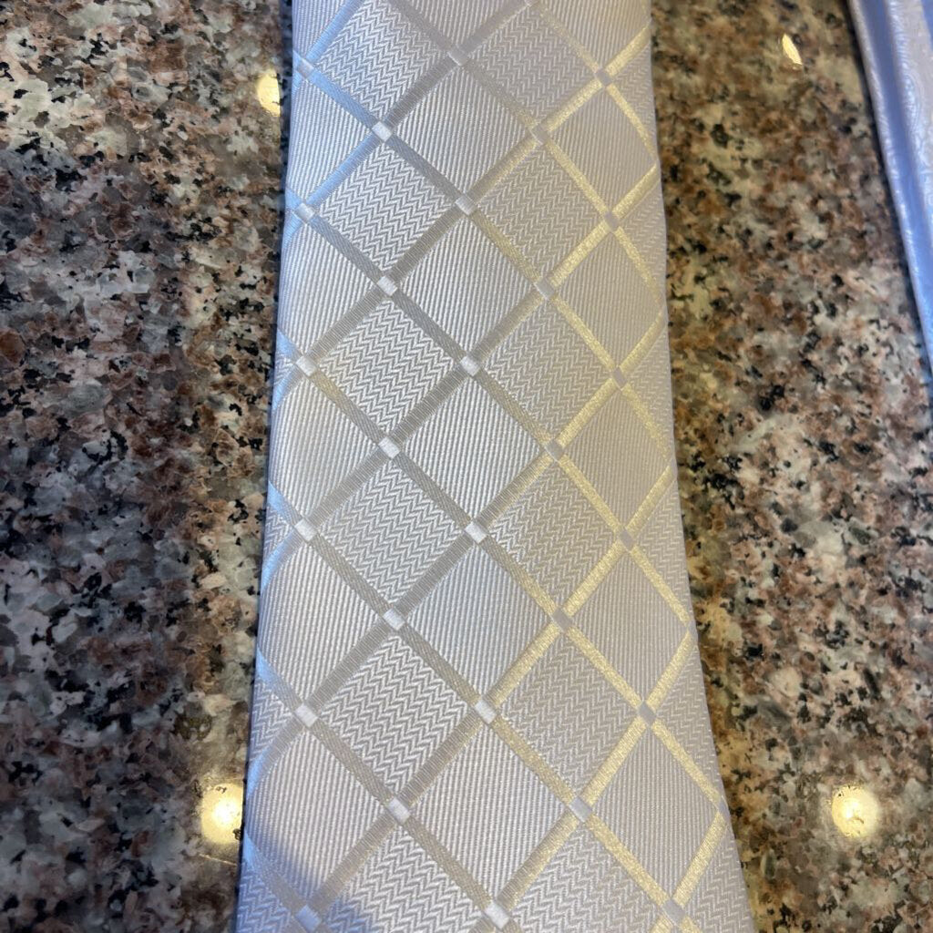 WHITE DIAMOND PATTERN TIE