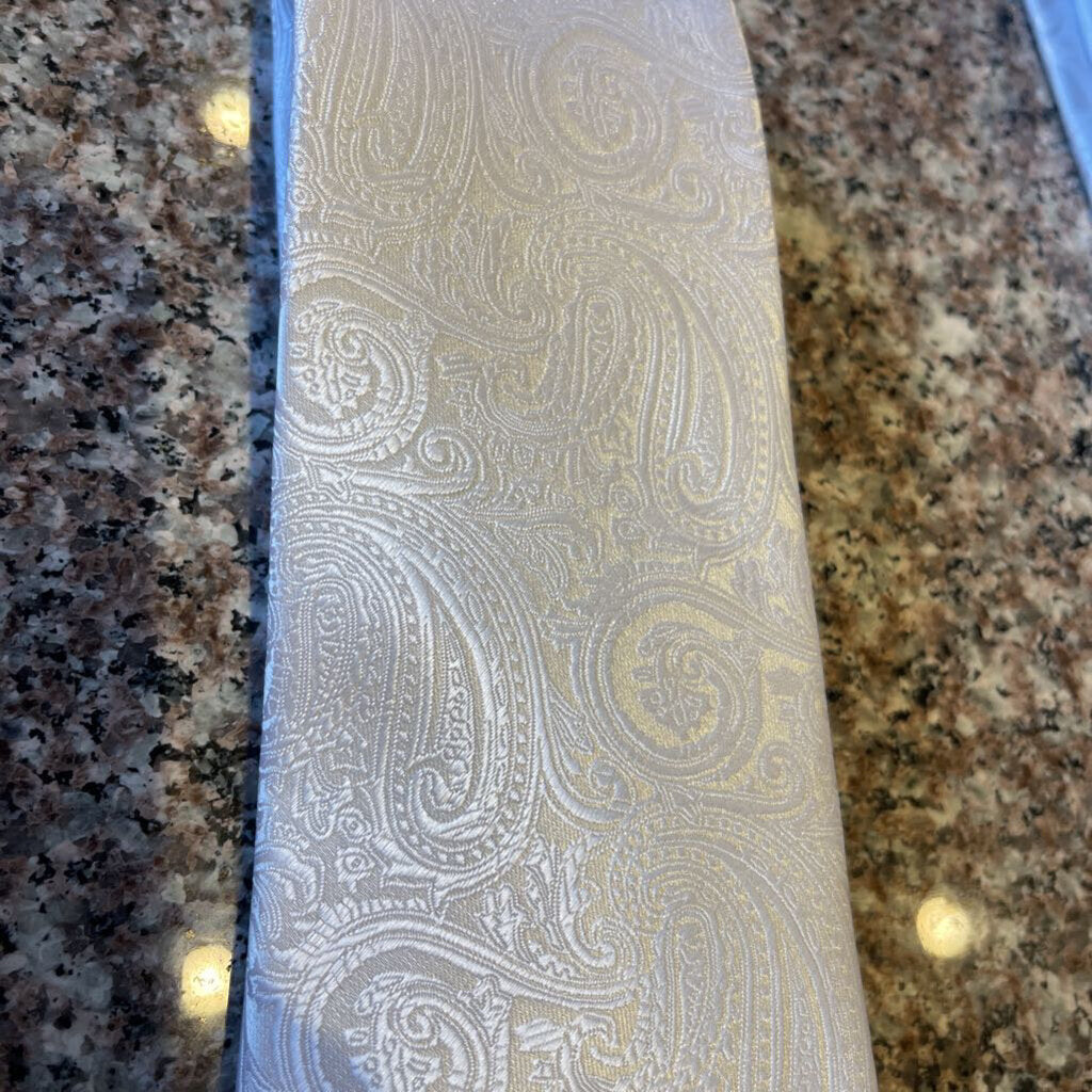 WHITE PAISLEY PATTERN TIE