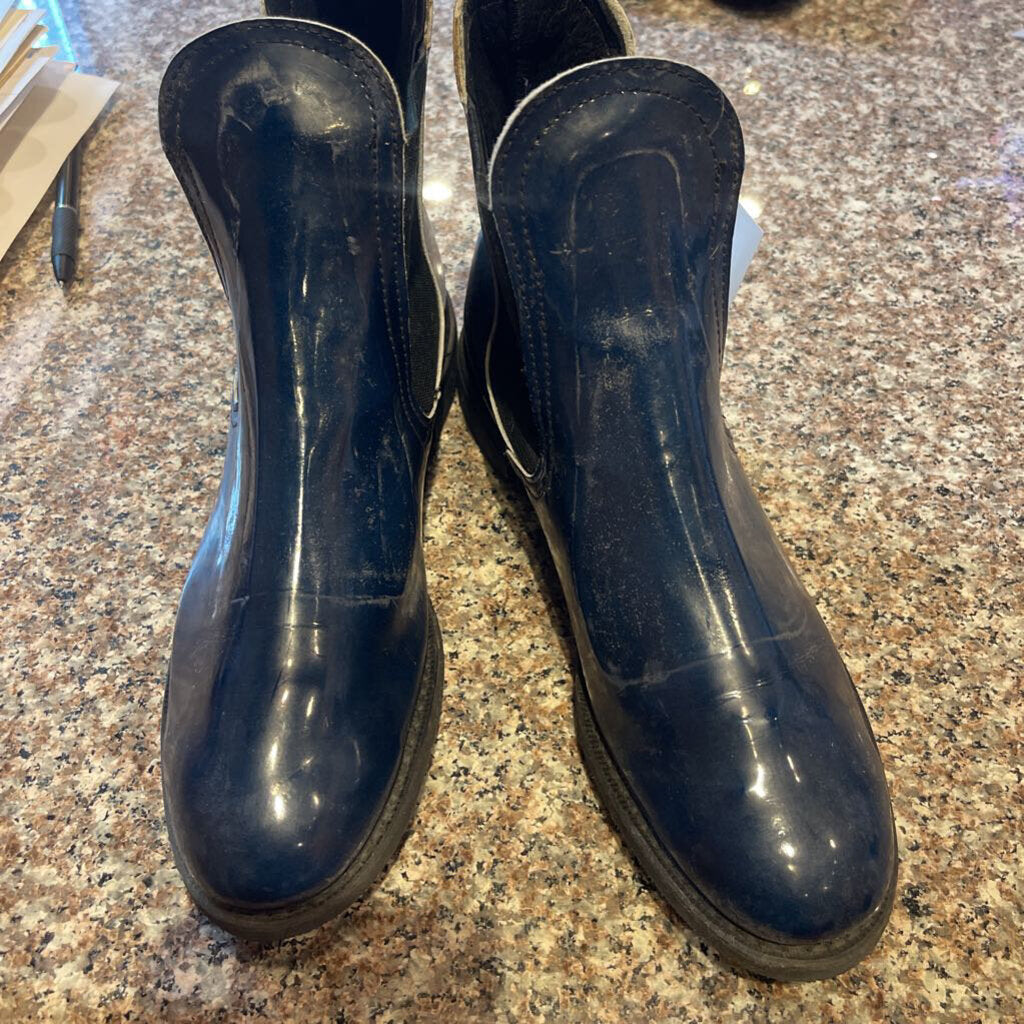 NAVY PATENT BOOT SIZE 8.5