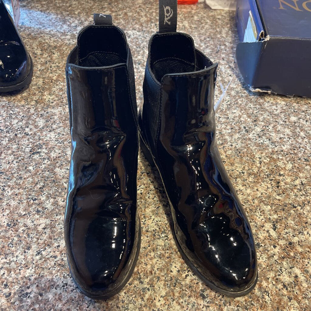 PATENT BLACK BOOTS SIZE 5.5