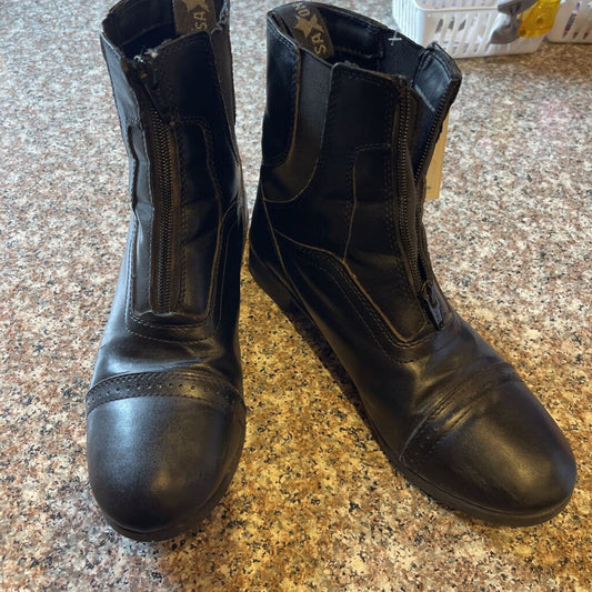 BOOTS SIZE 8 SAXTON