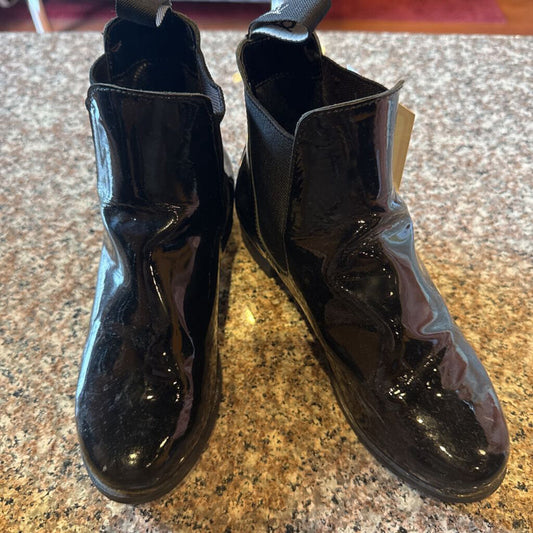BLACK PATENT BOOTS SIZE 2