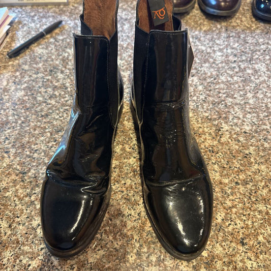 BLACK PATENT OVATION BOOT SIZE 7