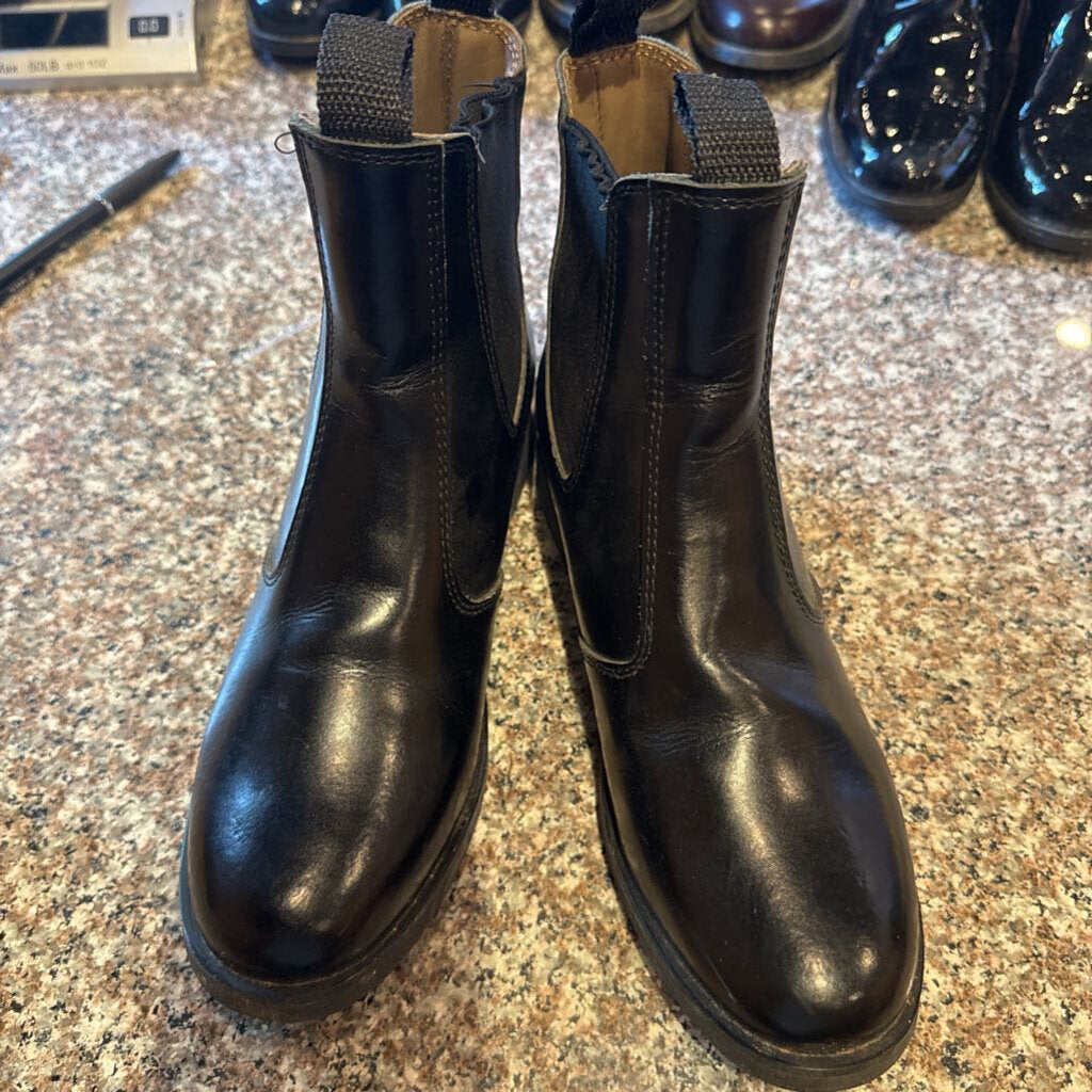 BLACK BOOT SIZE 6
