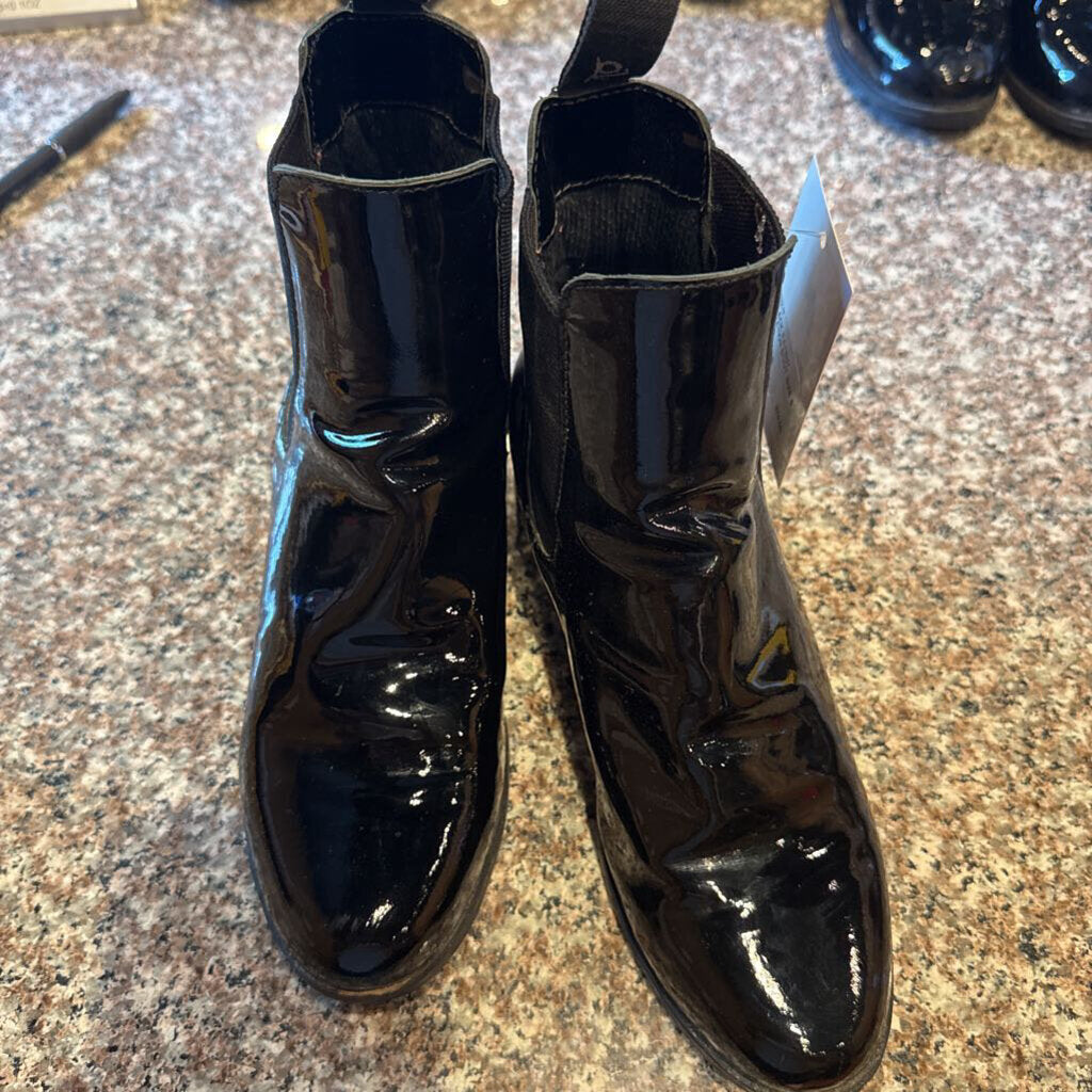 BLACK PATENT BOOT SIZE 6