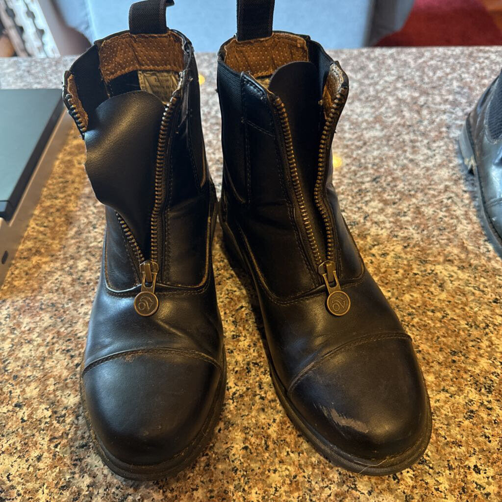 BLACK BOOT SIZE 3