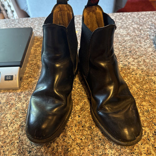 BLACK BOOT SIZE 5