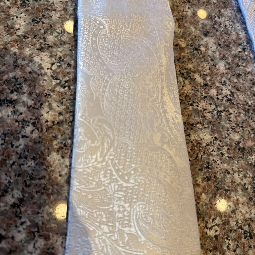 WHITE TIE PAISLEY