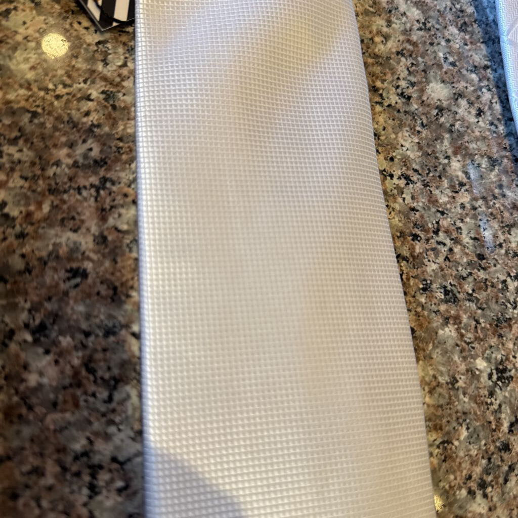 WHITE TIE SMALL SQUARES