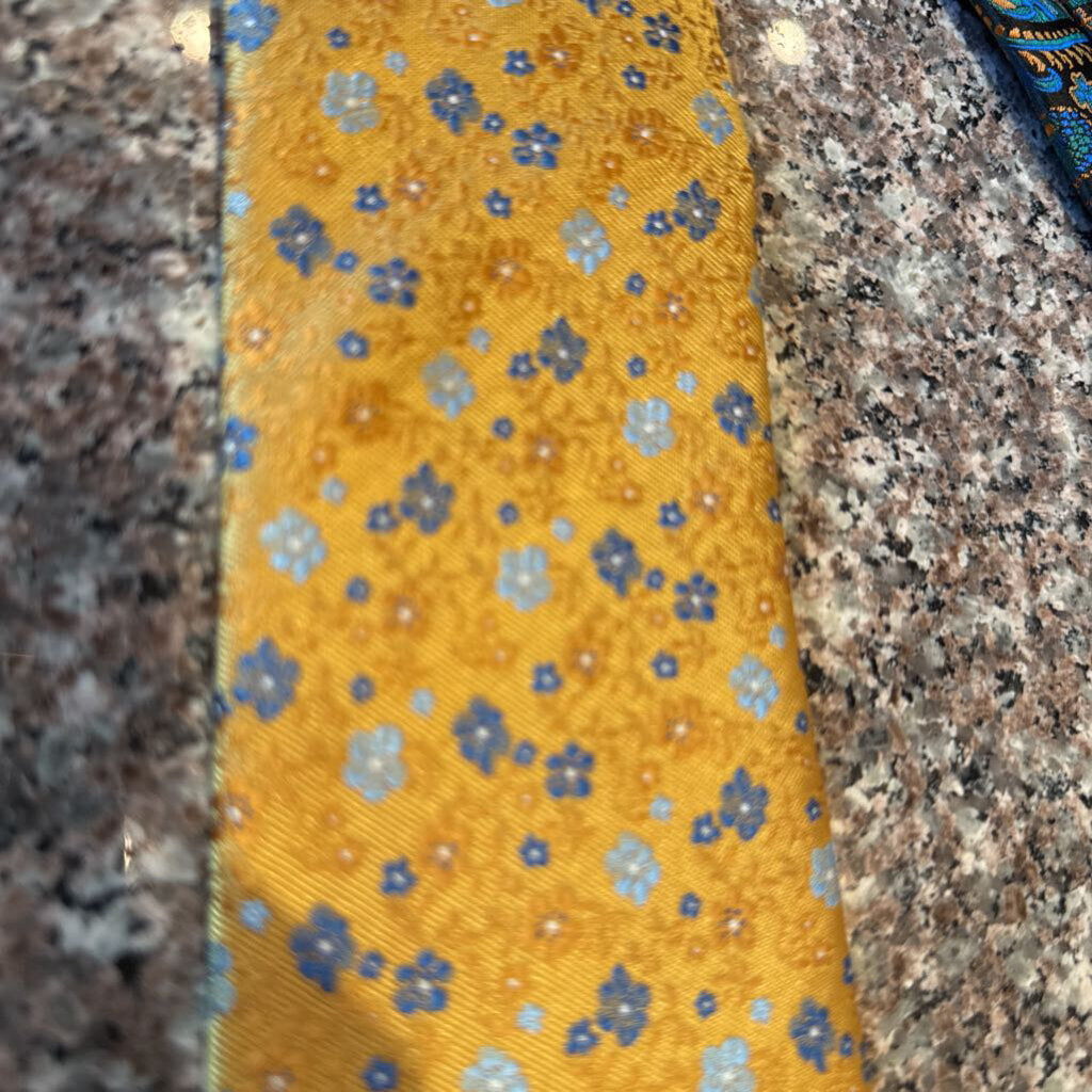 YELLOW WITH BLUE FLOWERS TIE