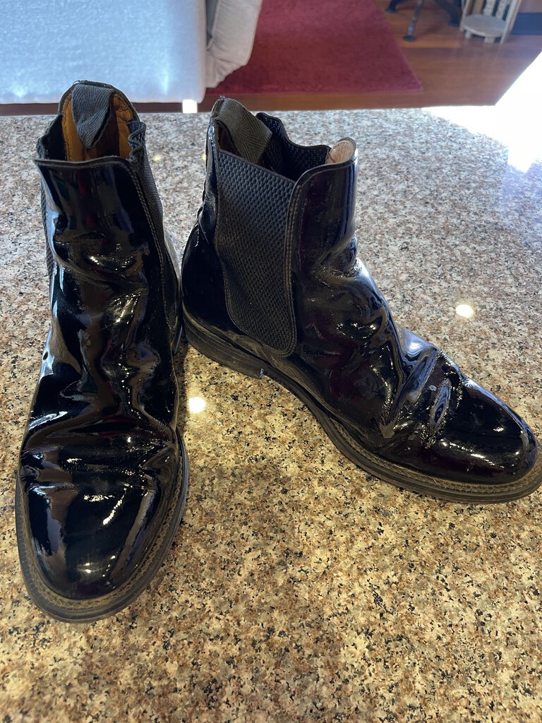 BOOTS BLACK PATENT SIZE 7