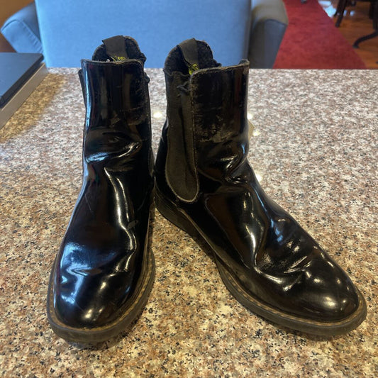 BLACK PATENT BOOTS SIZE 1.5