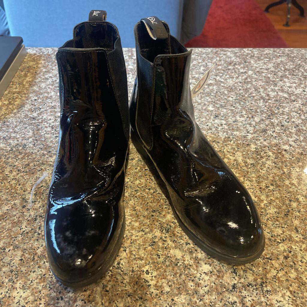 BLACK PATENT BOOTS SIZE 1.5