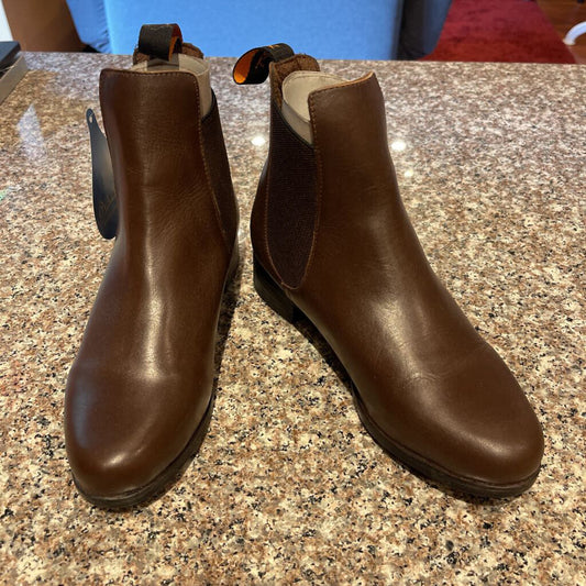 BOOTS BROWN SIZE 5.5 OVATION