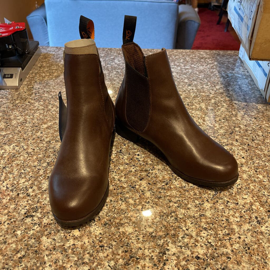 BOOTS BROWN SIZE 4 OVATION